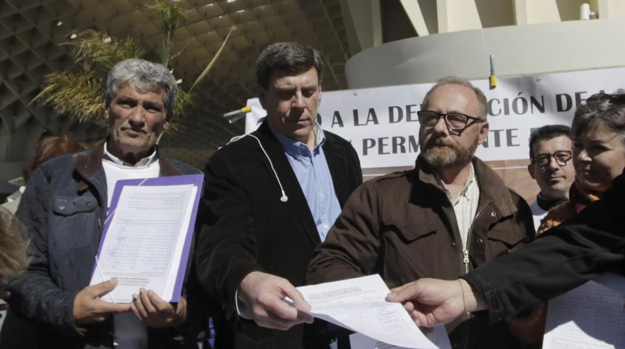 Juan Carlos Quer y Antonio del Castilo recogiendo firmas para la No derogación de la Prisión Permanente Revisable