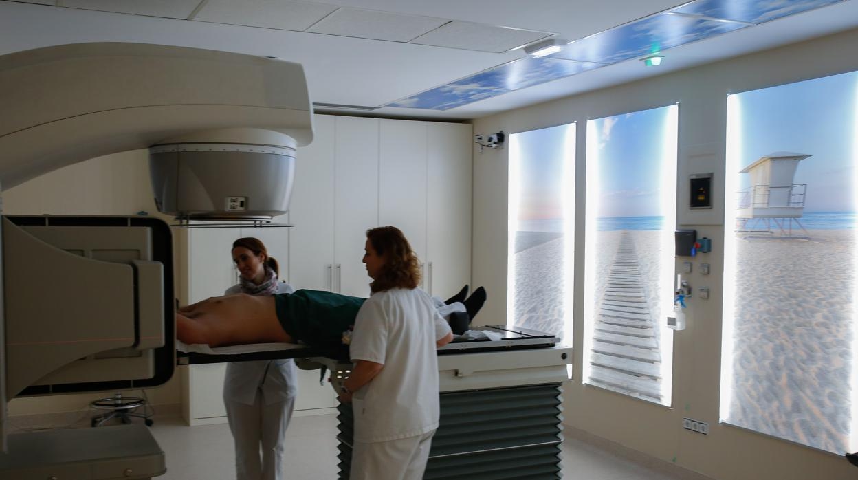 Sala de uno de los aceleradores lineales de radioterapia en el Hospital Quirónsalud Infanta Luisa
