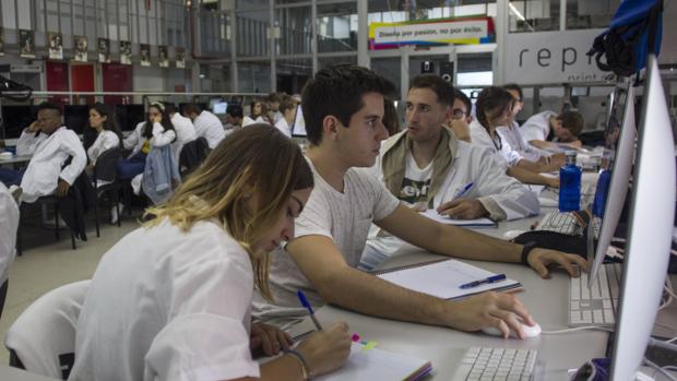 La demanda laboral de titulados de FP crece el triple que la universitaria en Sevilla