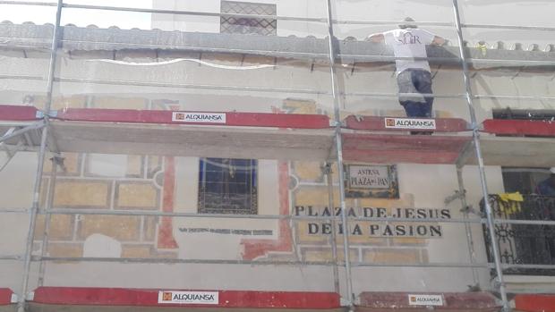 Aparecen los esgrafiados originales ocultos en una de las fachadas de la iglesia del Salvador