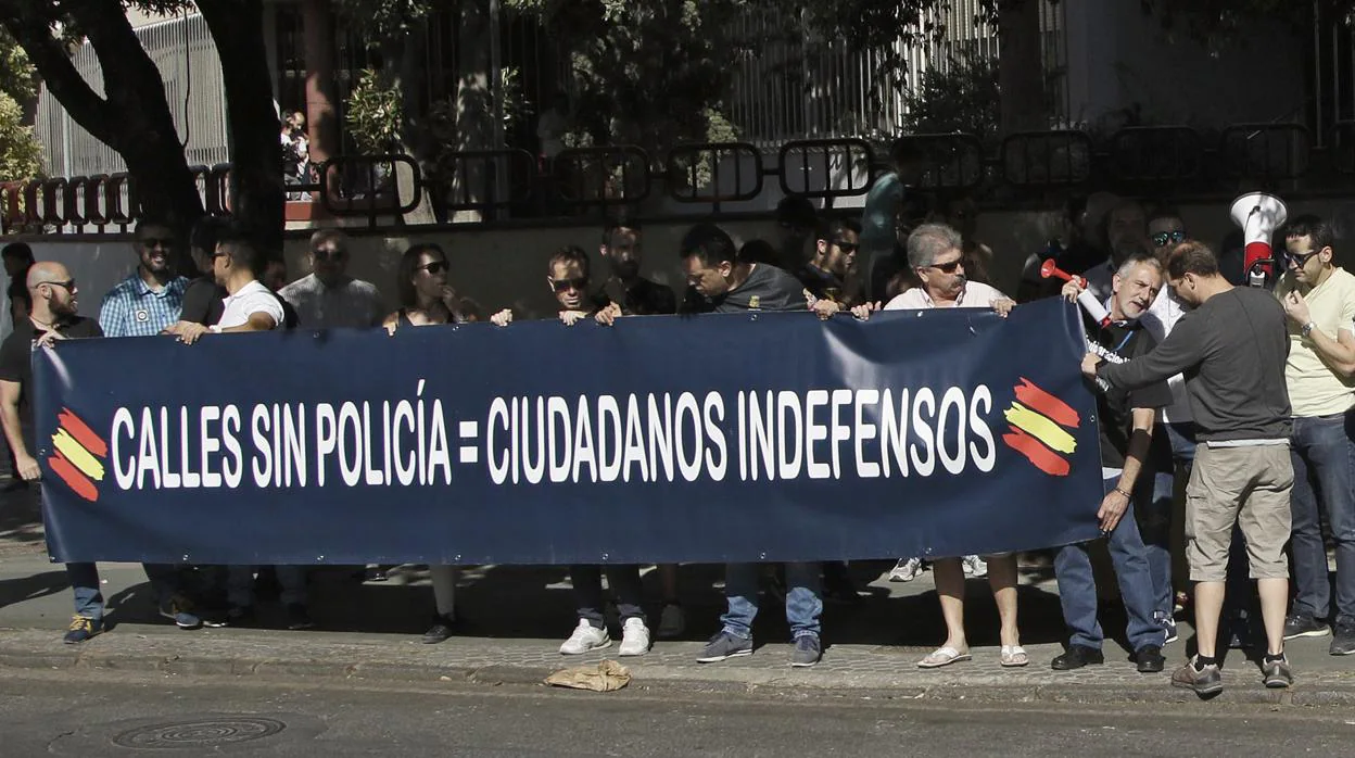 Protestas de policías y guardias civiles en Sevilla para reclamar la equiparación salarial y otras medidas