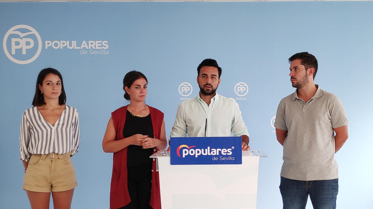 El presidente de Nuevas Generaciones, Pedro González, junto a varios miembros de la formación