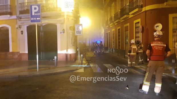 Extinguido un incendio en la taberna Coloniales de la plaza Cristo de Burgos de Sevilla