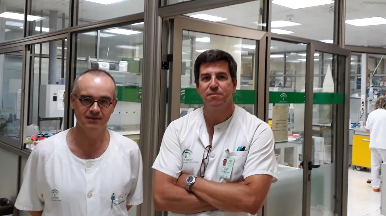 El infectólogo del hospital de Valme Juan Macías y el microbiólogo Samuel Bernal