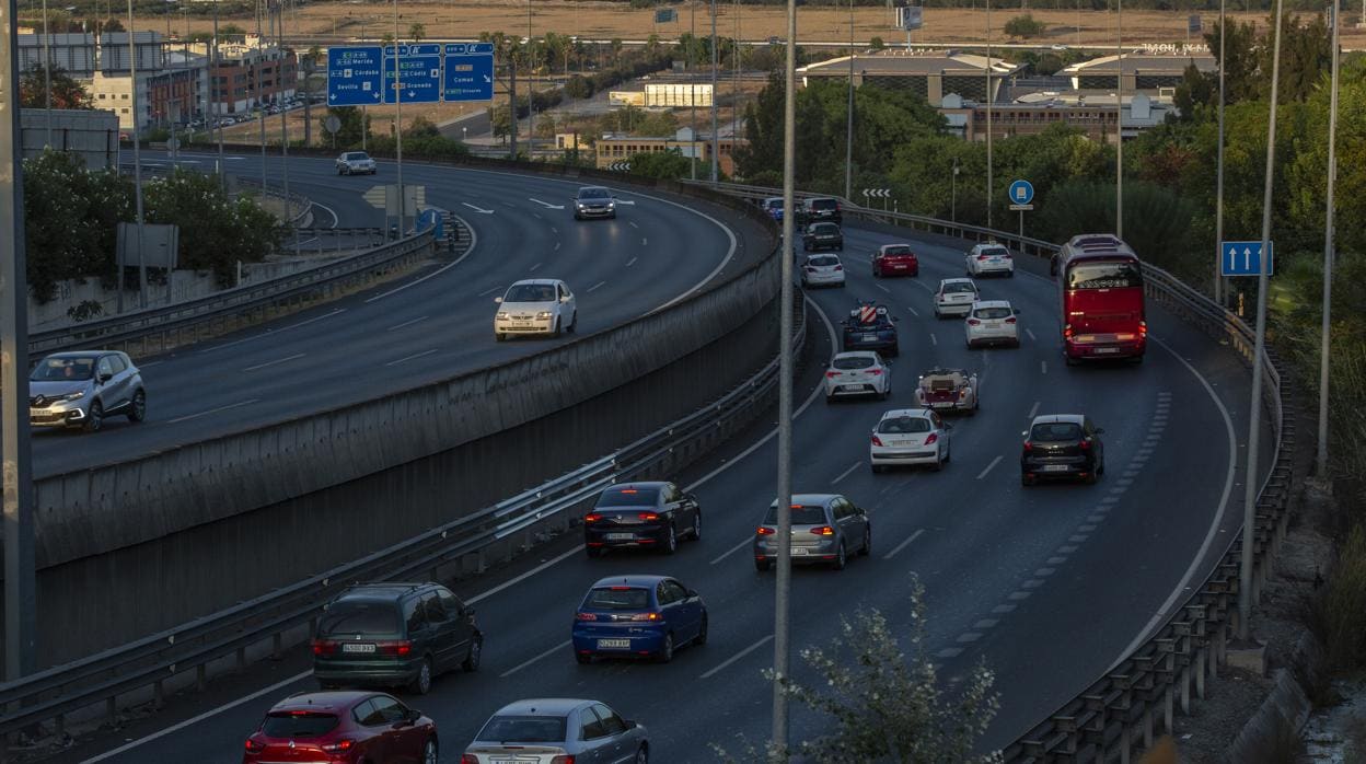 Vehículos en el acceso a Sevilla desde la autovía de Huelva el pasado fin de semana