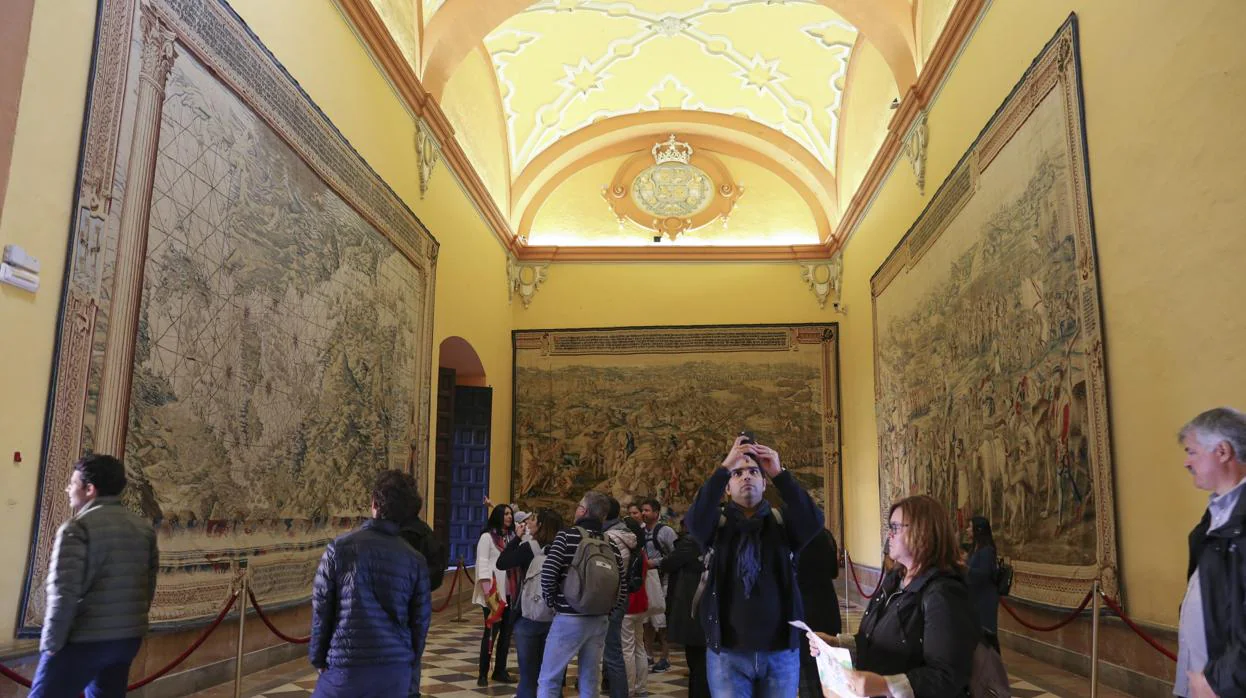Algunos de los tapices del Palacio Gótico del Alcázar pertenecen a Patrimonio Nacional
