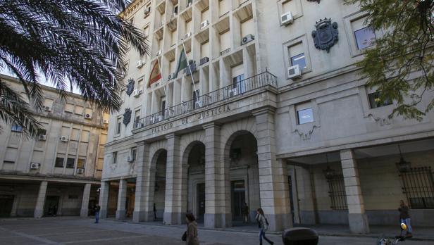 Piden diez años de cárcel para un sevillano por falsificar billetes de dólares