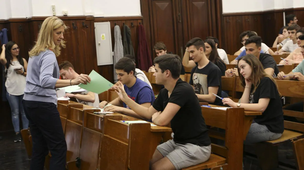 Estudiantes se enfrentran a las pruebas de acceso a la universidad en Sevilla