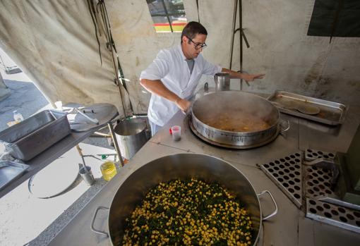 Uno de los participantes en pleno cocinado