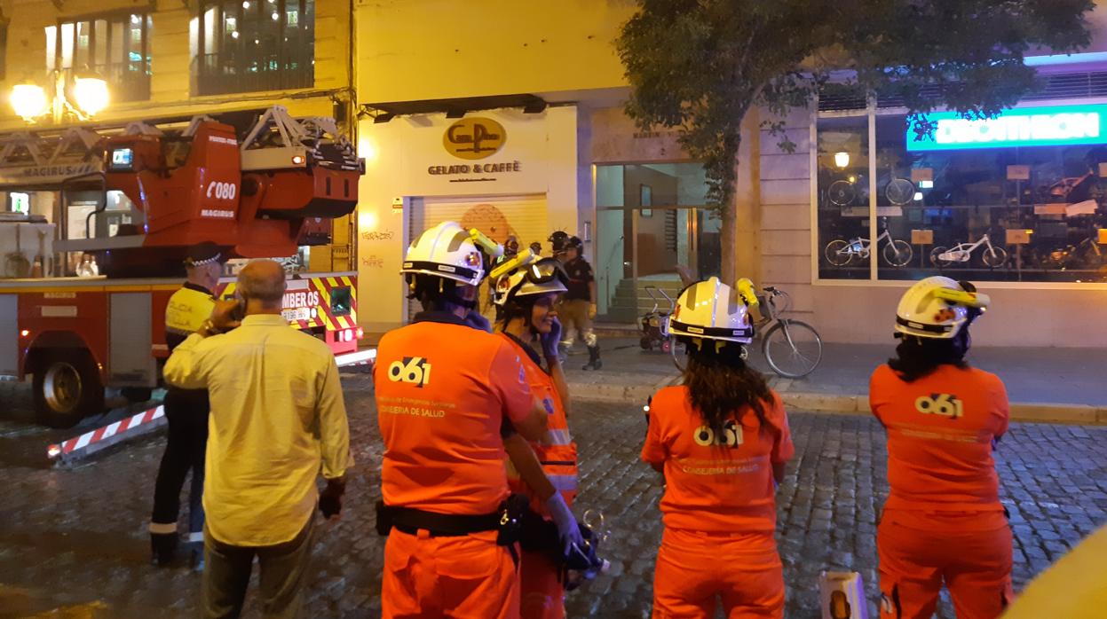 Efectivos de los bomberos y el 061 actúan para sofocar el incendio