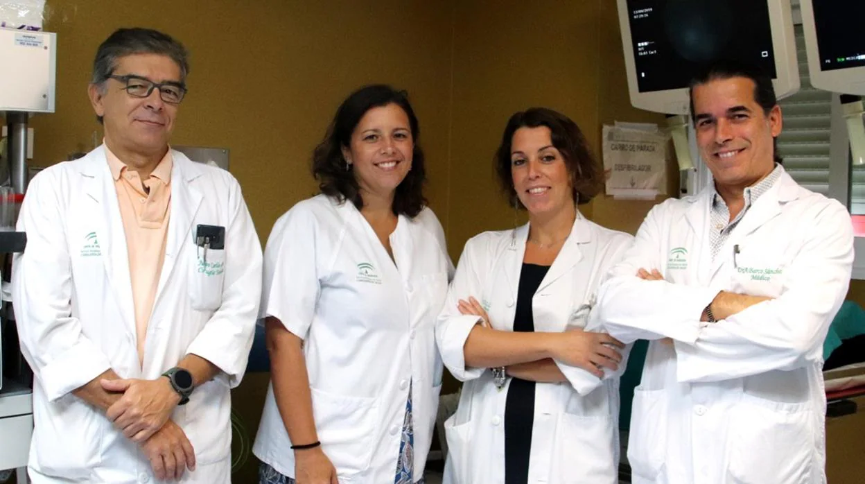 Juan Carlos Girón, cirujano de tórax; María Pavón, neumóloga; Teresa García, oncóloga, y Antonio Barco, bioquímico