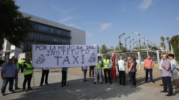 Segunda jornada muy descafeinada de protestas de los taxistas en Sevilla