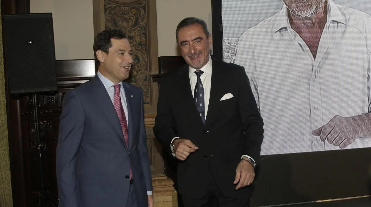 Carlos Herrera con el presidente de la Junta de Andalucía, Juanma Moreno