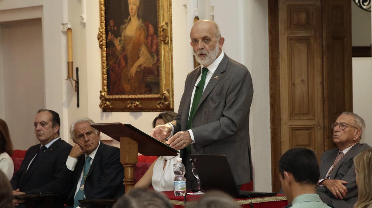 Félix Azón durante la conferencia que impartió este miércoles