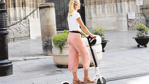 El Ayuntamiento de Sevilla vota este jueves si prohíbe el tráfico de patinetes por las calzadas