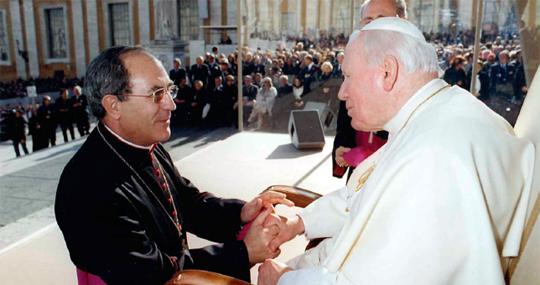 Monseñor Asenjo junto al Papa Juan Pablo II, cuando la visita del Pontífice a España en 2003