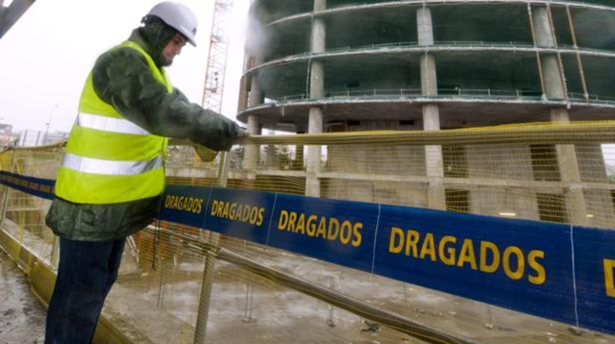 Un operario en una de las obras de la constructora Dragados en Sevilla