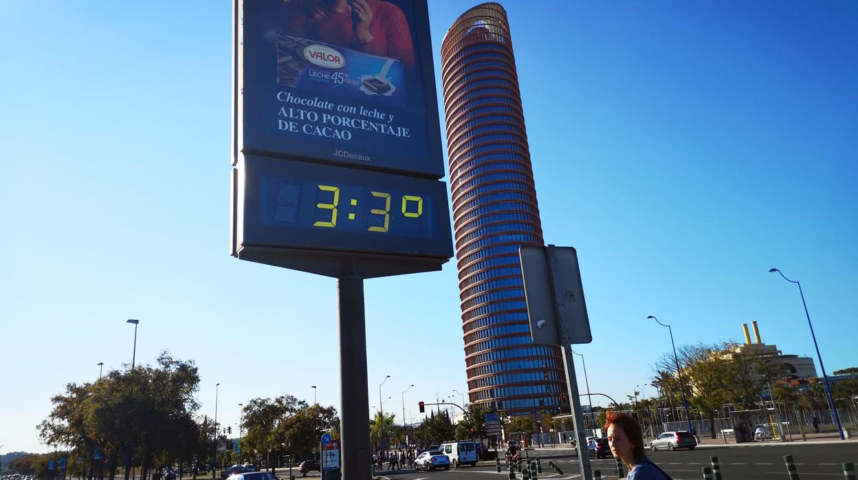 Un termómetro marca 33 grados al lado de la Torre Sevilla