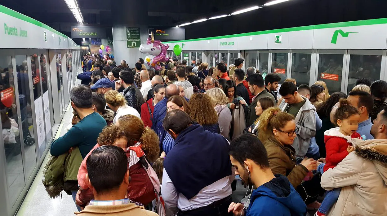 Decenas de usuarios aguardan la llegada del metro en la estación de Puerta Jerez