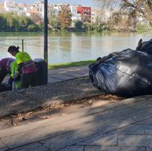 Operarios municipales limpiando y retirando bolsas de residuos