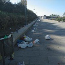Botellonas de universitarios dejan la ribera del Guadalquivir como un vertedero