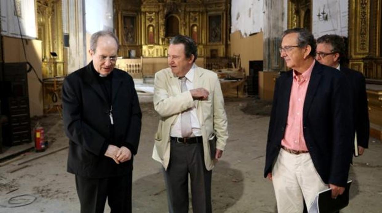 El arzobispo de Sevilla junto con los arquitectos de Santa Clara