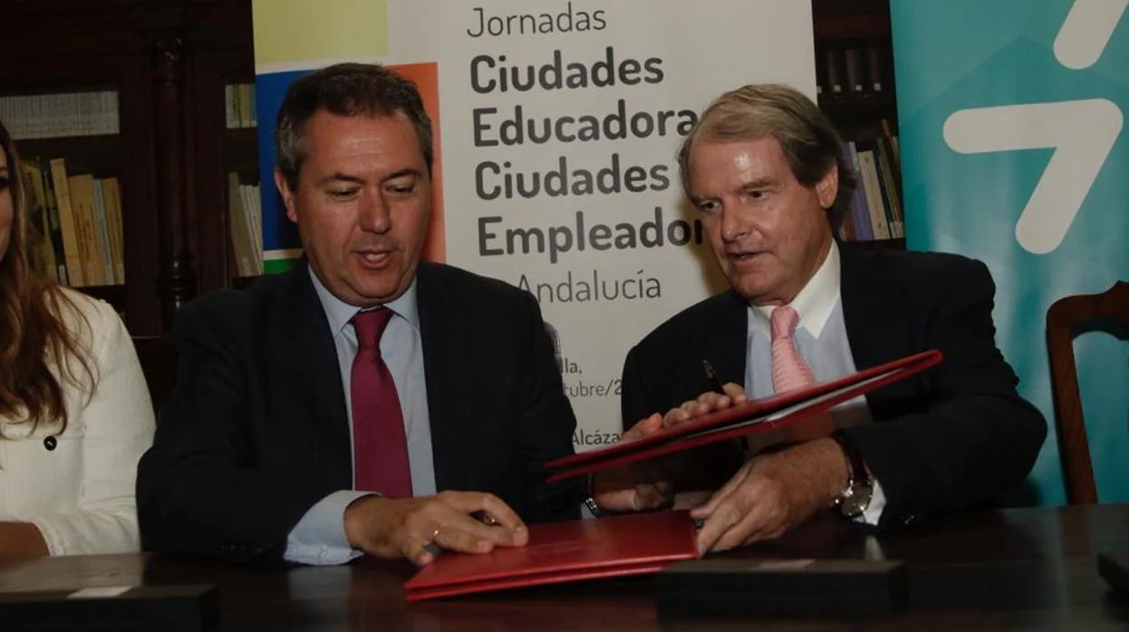 El alcalde Juan Espadas y el presidente de la Fundación Bertelsmann, Francisco Belil