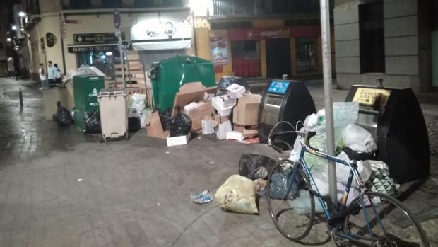 La basura invade el barrio sevillano de la Alfalfa