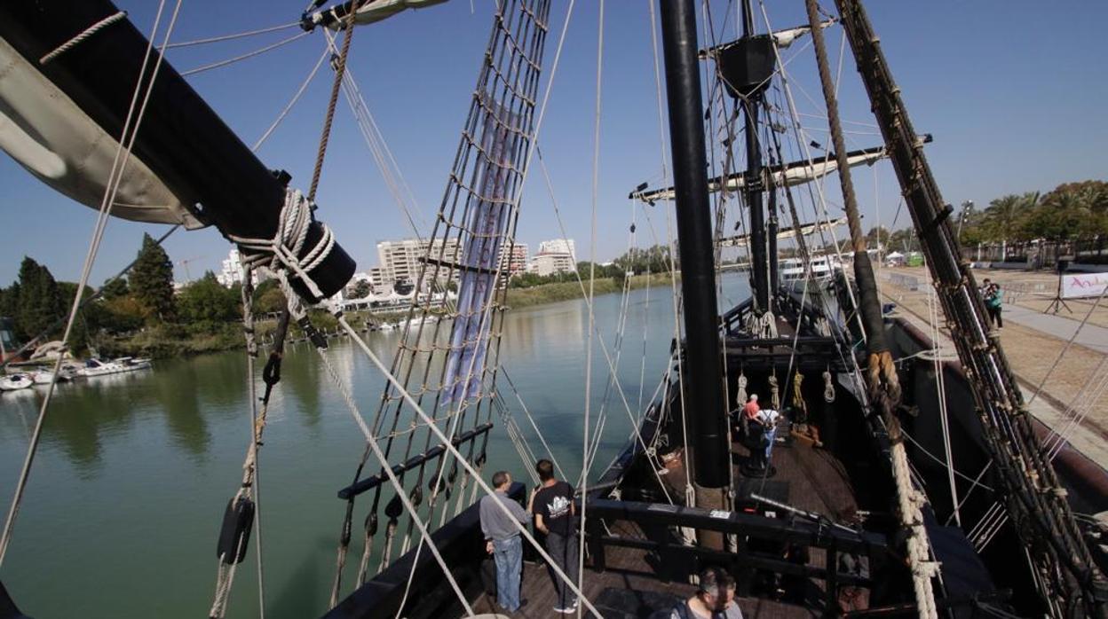 Una de las naves esta mañana en el puerto de Sevilla