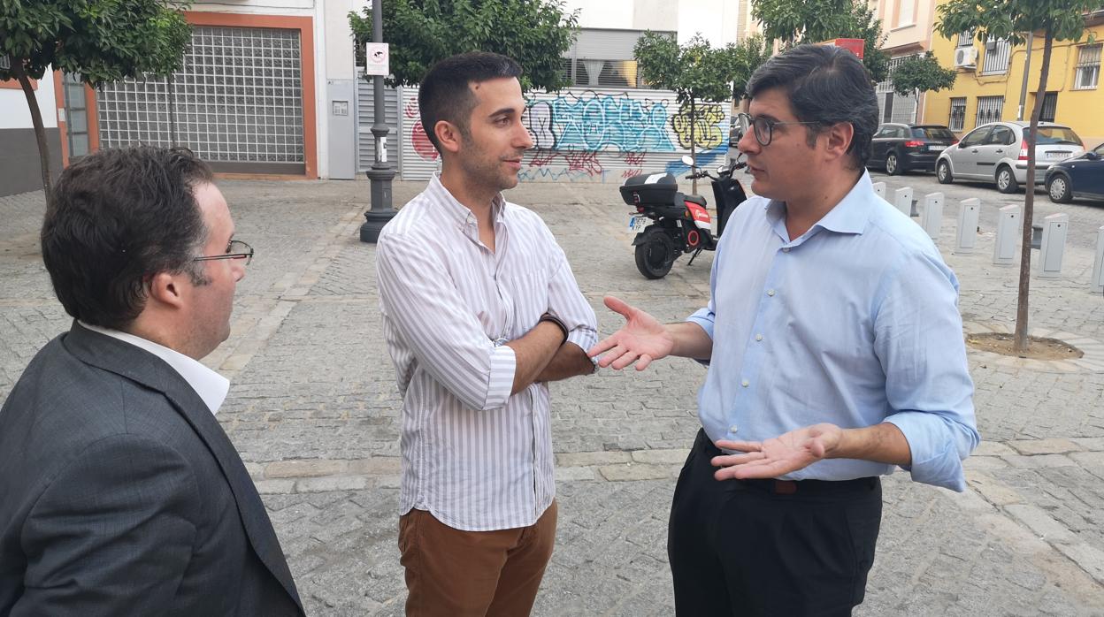 Pimentel y López dialogan con el presidente de la Asociación de Vecinos y Comerciantes de San Marcos, Yeray Iglesias