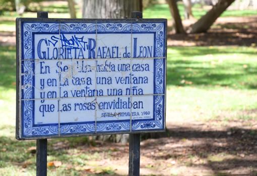 Placa de la glorieta de Rafael de León