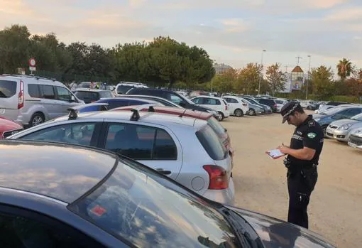 Un policía local multando a los coches mal aparcado