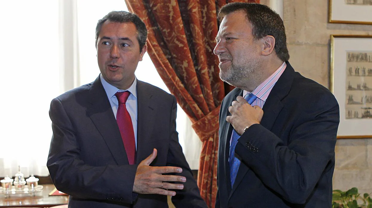 Los socialistas Juan Espadas y Alfredo Sánchez Monteseirín, en un acto reciente