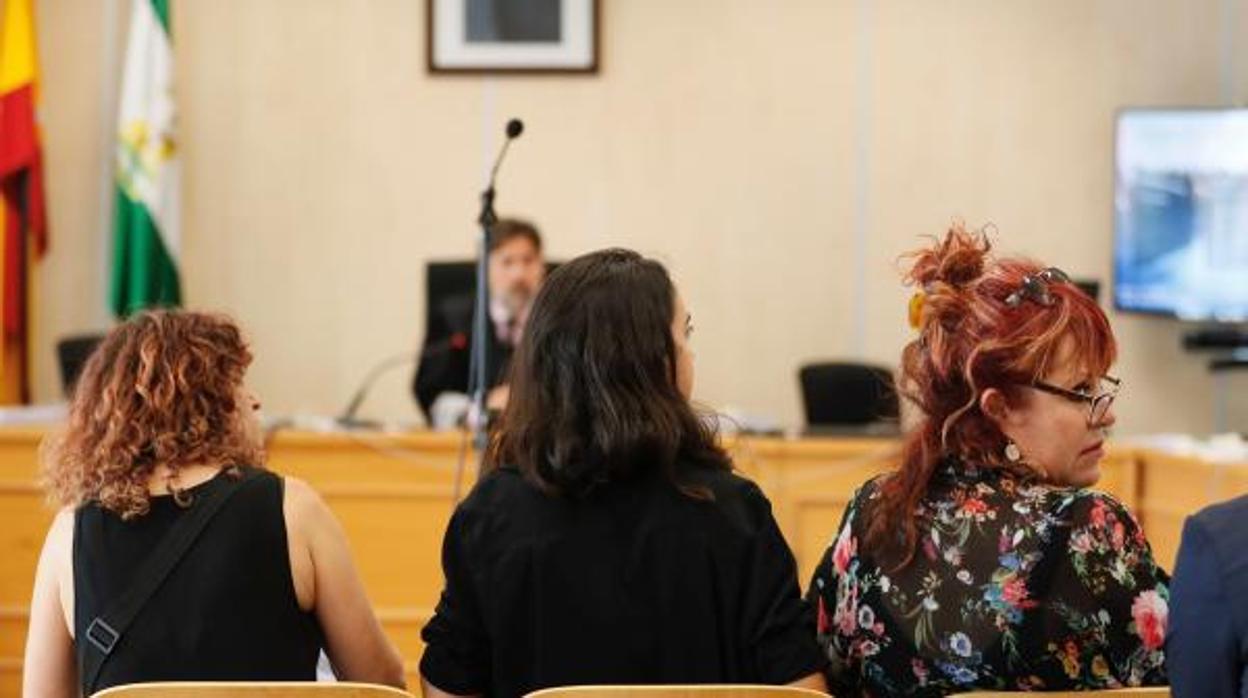 Las tres mujeres sentadas en el banquillo de los acusados