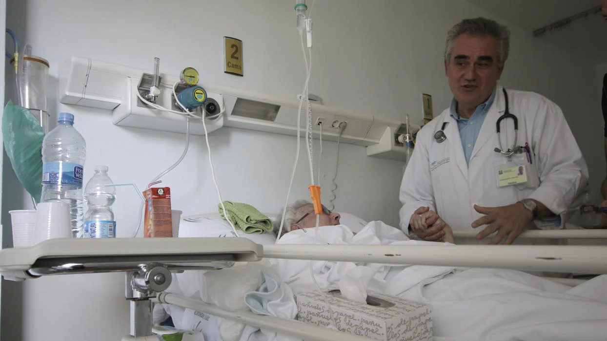 El doctor Salvador Alegre conversa con una paciente del Hospital de San Lázaro