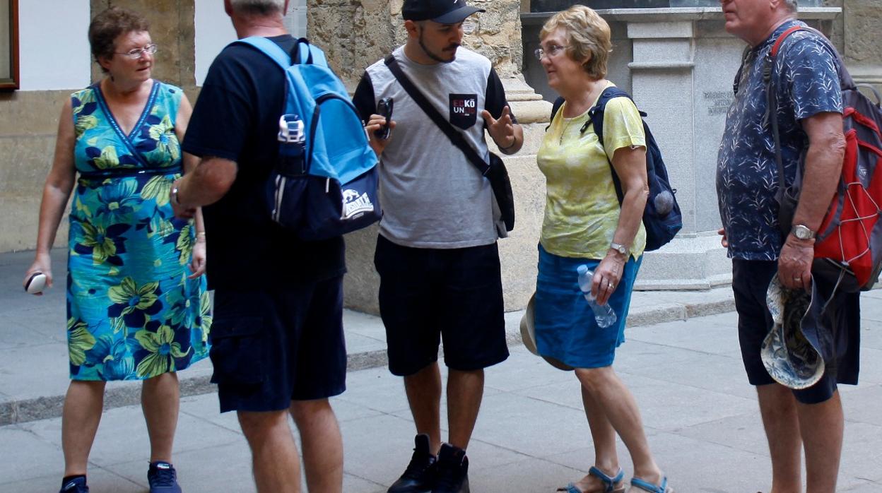 Turistas en los patios de la Fábrica de Tabacos