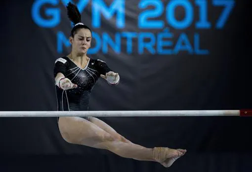 La gimnasta sevillana, en 2017, ejecutando una suelta en las barras asimétricas