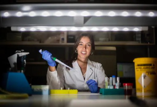 La joven investigadora en el Instituto de Biomedicina, donde realiza su trabajo