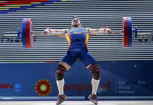 Josué Brachi levanta las pesas en el Europeo de 2018, donde logró el oro