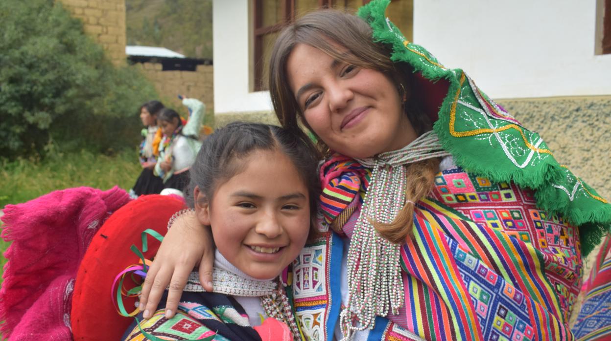 Mamen Jiménez, vestida con las coloristas ropas andinas, junto a una chiquilla en Perú