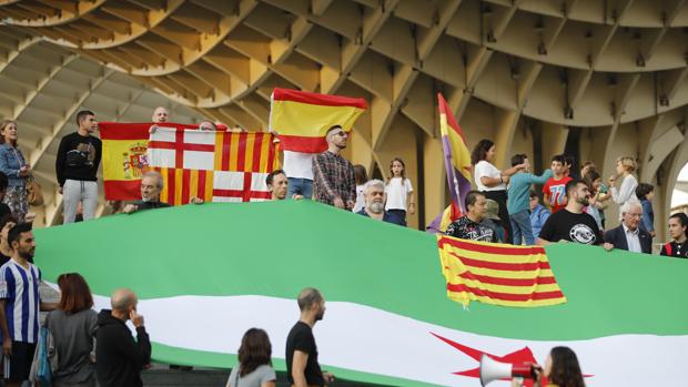 Agreden a una persona con una bandera de España en una manifestación a favor del independentismo catalán