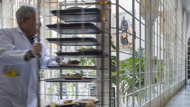 Aumentan las personas que piden alimentos en el comedor social, que empieza a ofrecer desayunos