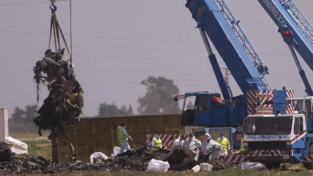 La Audiencia ordena reabrir la causa por el accidente del A400M en el que murieron cuatro personas
