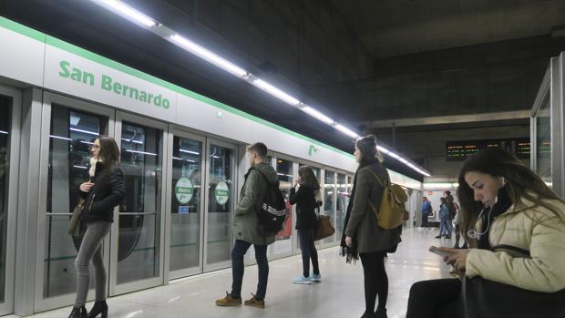 La plantilla del metro protesta este lunes en la Puerta de Jerez a cuenta de dos despidos