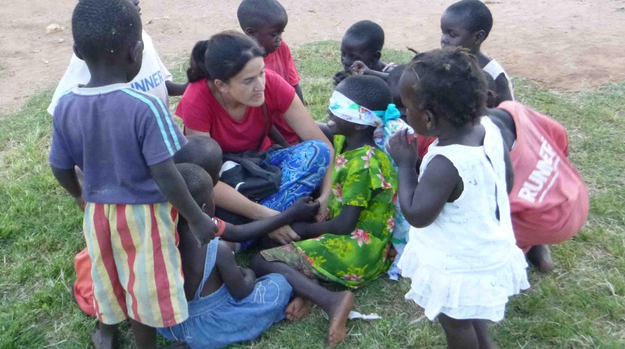 Una misionera trabajando con niños de Uganda