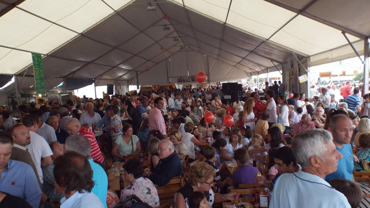 Carpa con el ambigú que gestiona la Hermandad del Rocío de Gines