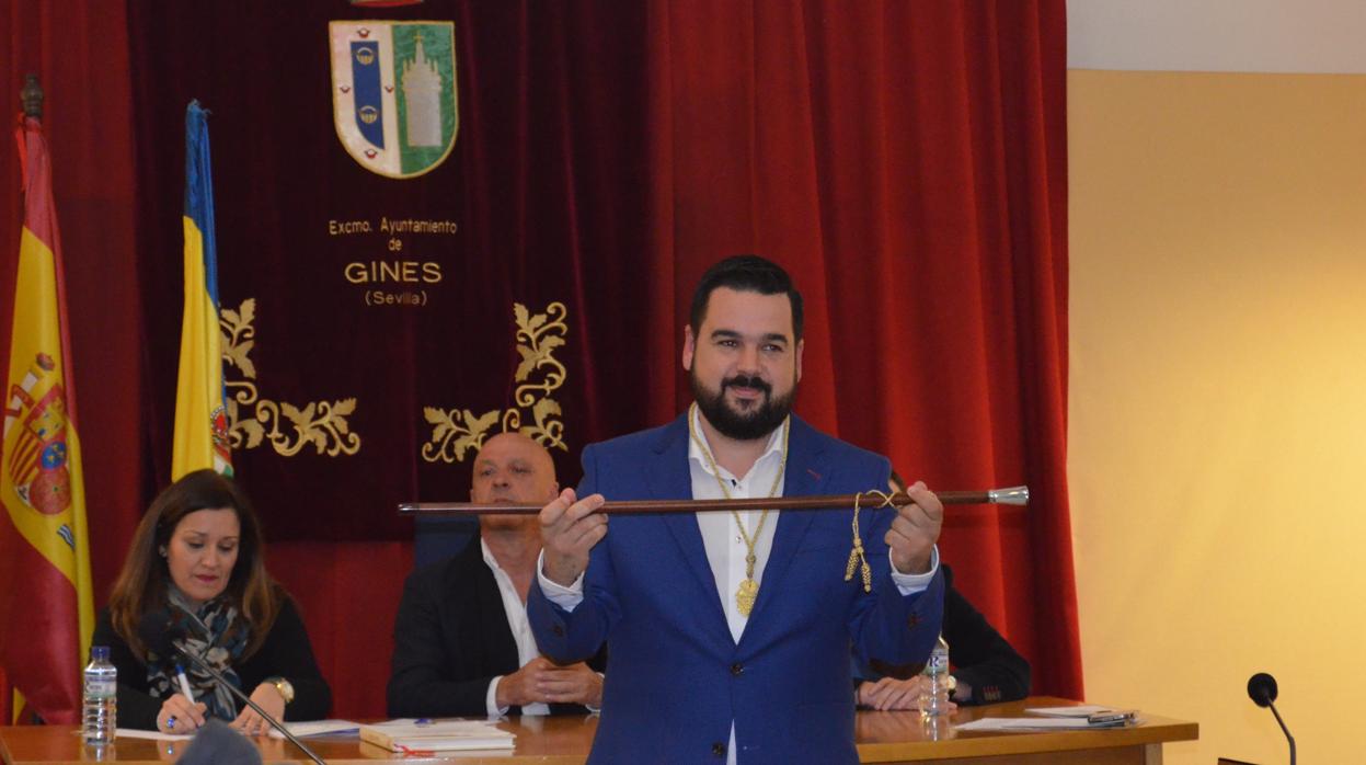 Romualdo Garrido, en su primera toma de posesión como alcalde de Gines