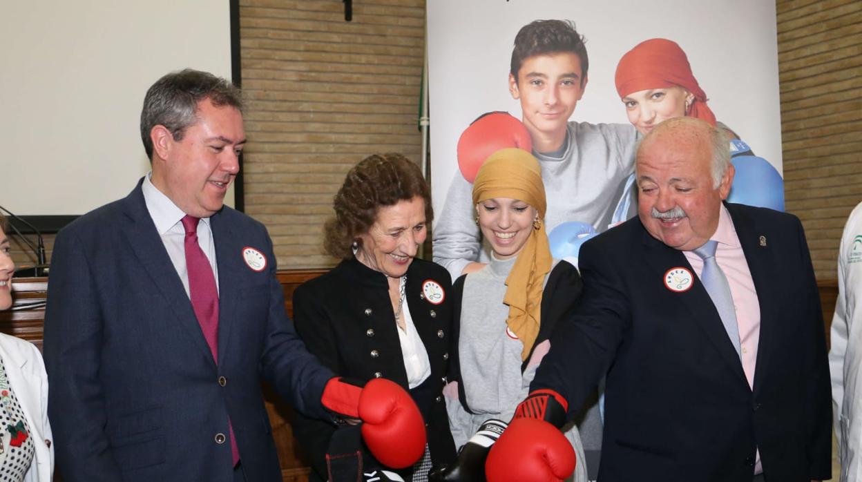 Juan Espadas, María Luisa Guardiola y Jesús Aguirre junto a Elena, una paciente en el hospital Virgen del Rocío