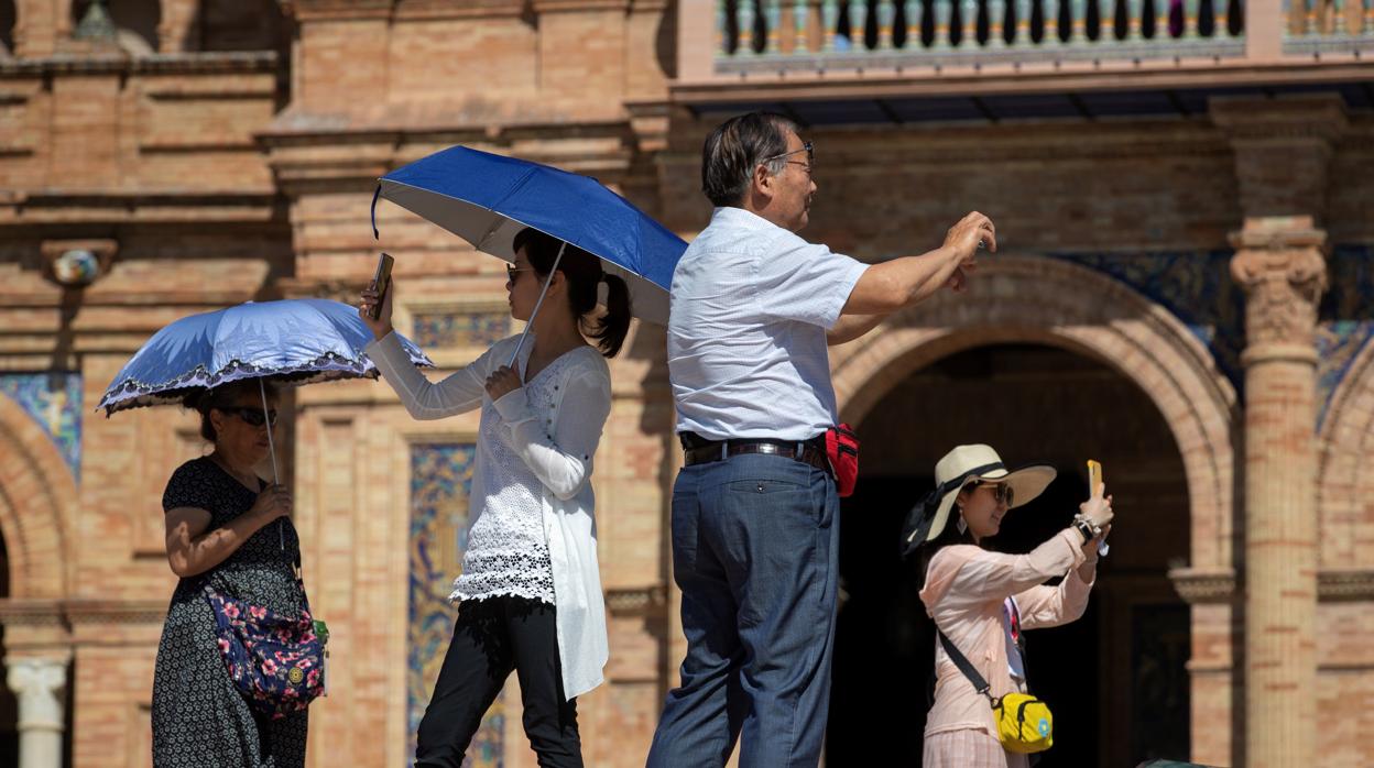 Turistas asiáticos en la Plaza de España