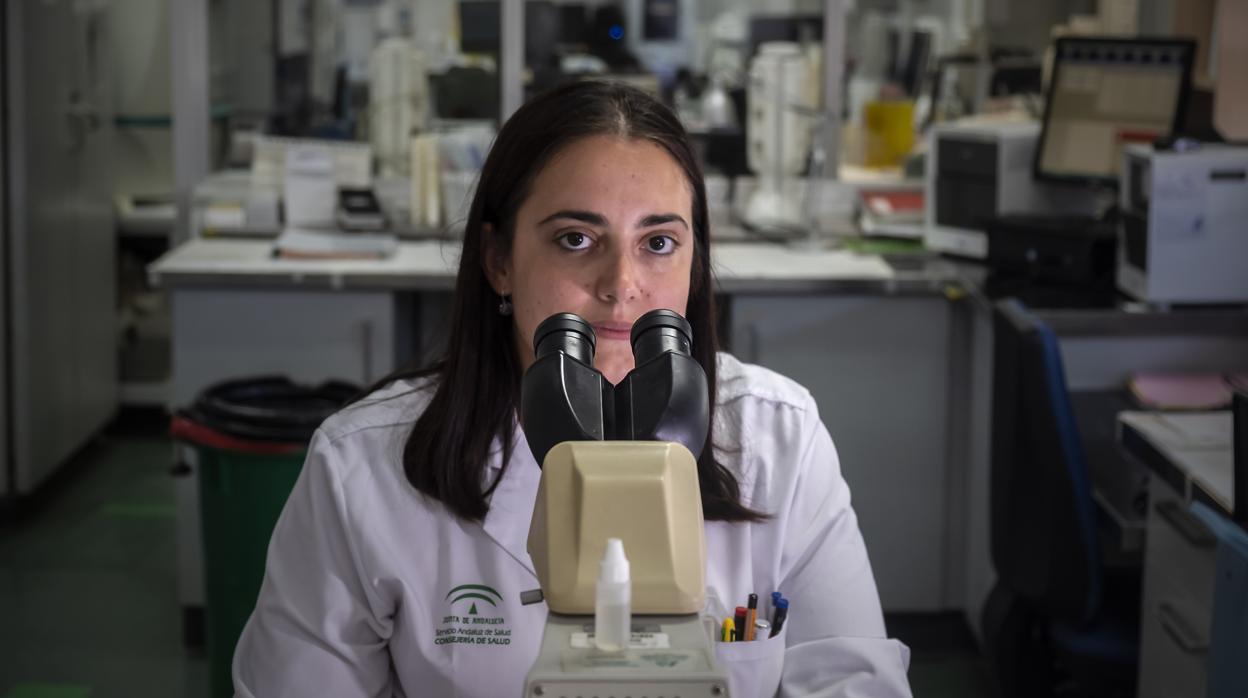 La doctora Mercedes Delgado en el laboratorio del Hospital Macarena